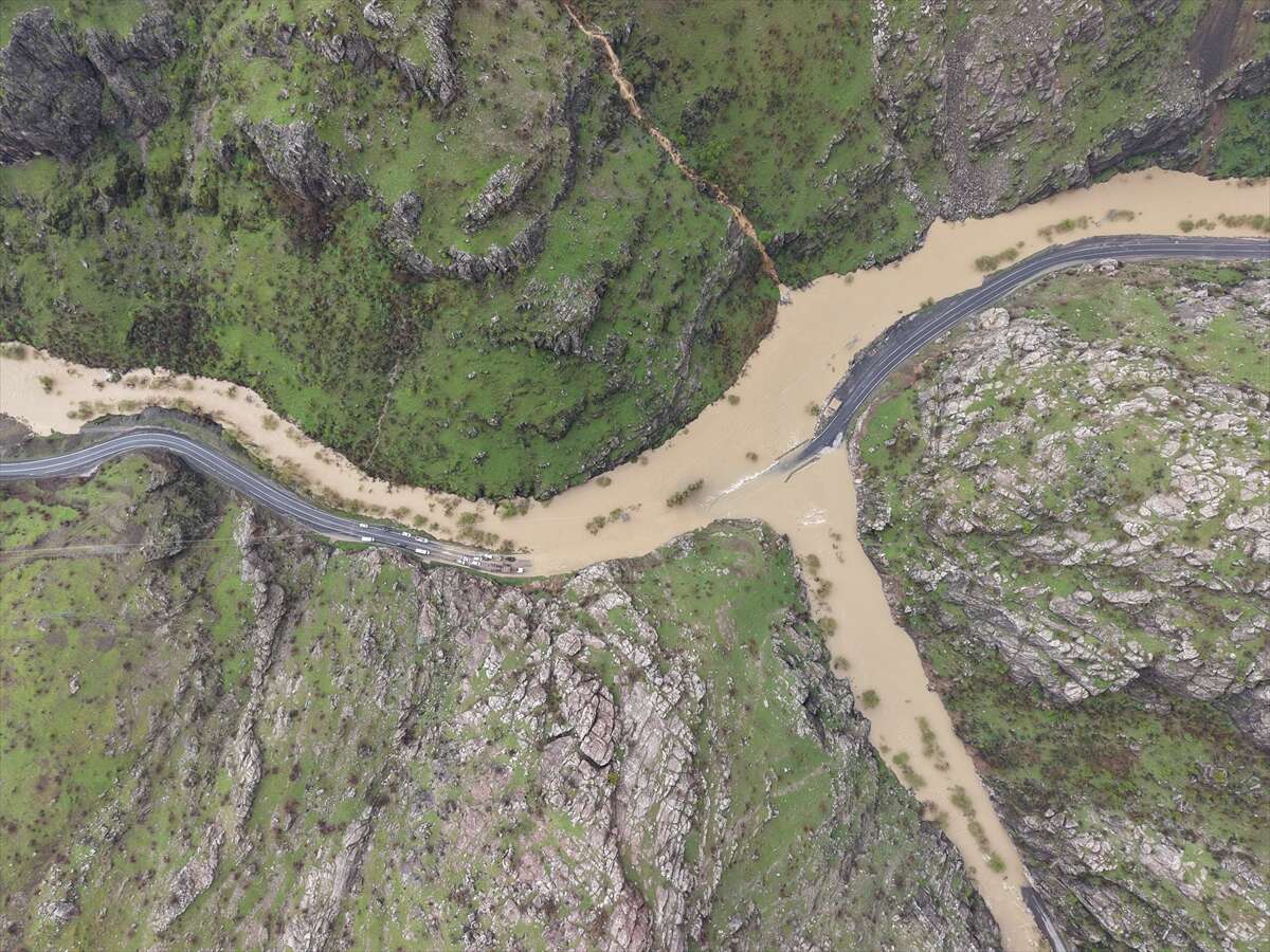 Yeni bir sel ve yol vakası daha! Dere taştı, kara yolu sular altında kaldı 2